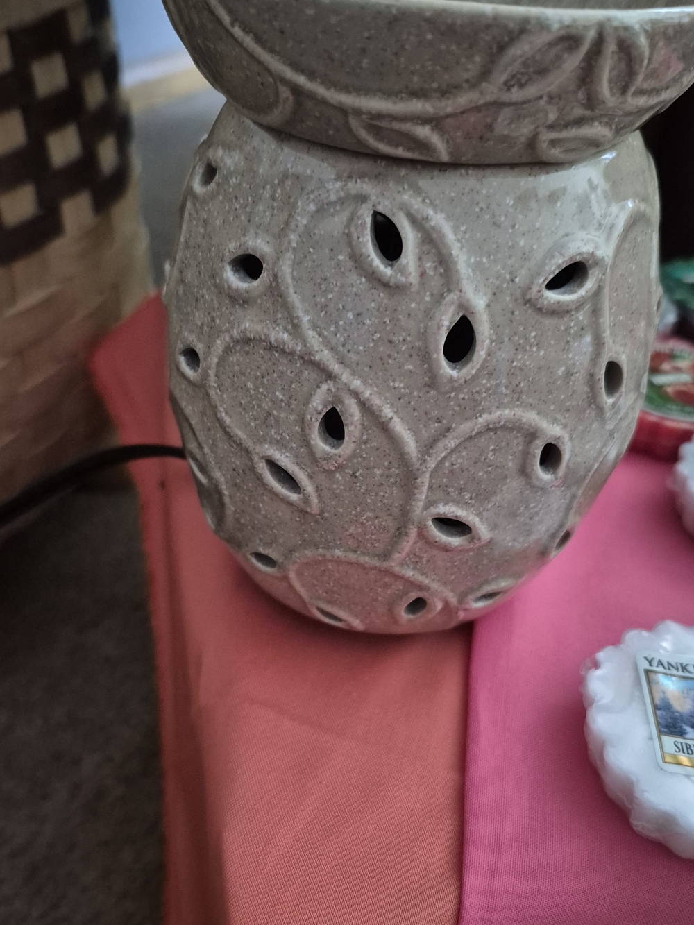 Ceramic Wax Warmer in Cream  Decorative Cutouts & 13 Yankee Candle Wax Melts - Picture 9 of 10